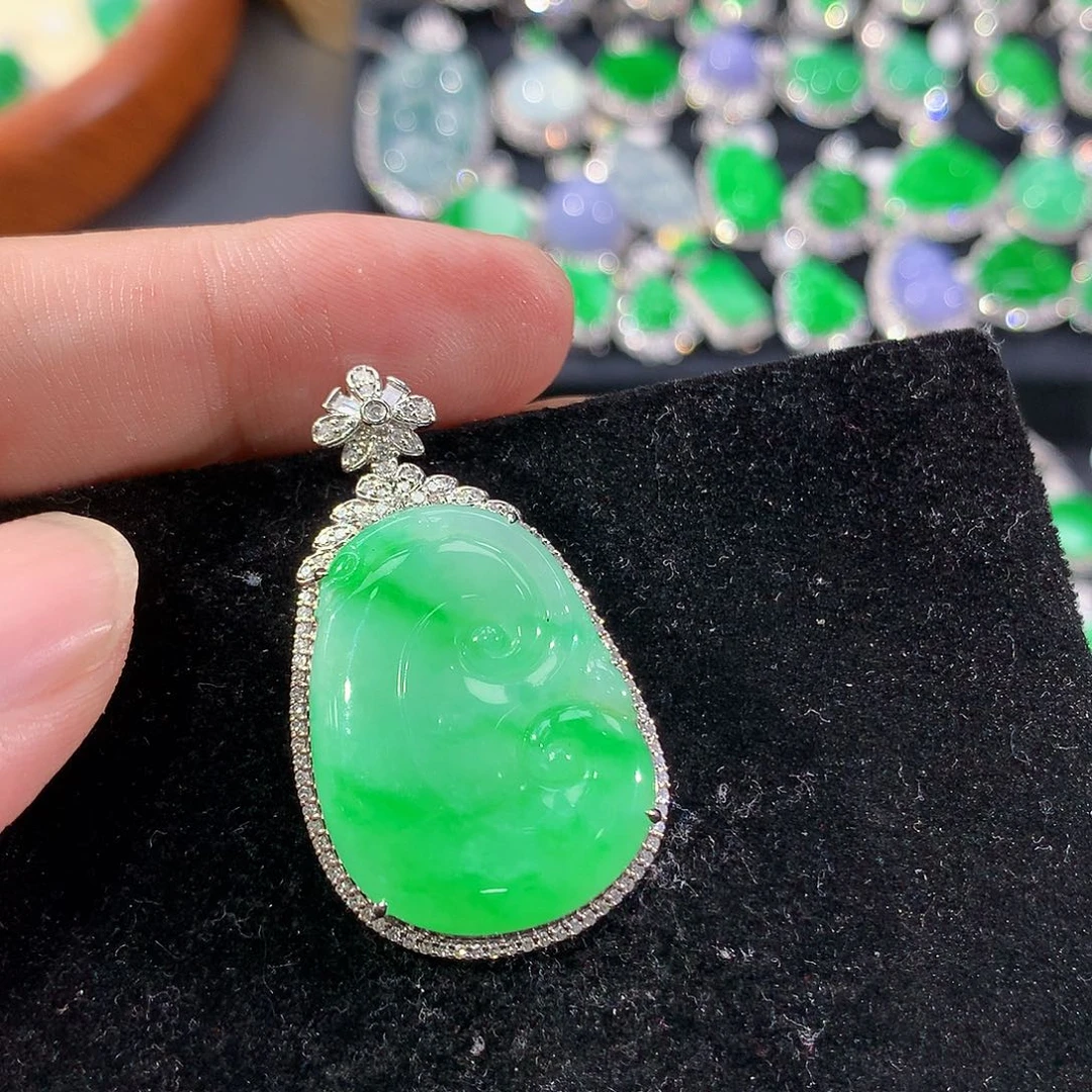 翡翠18K金镶嵌颈饰