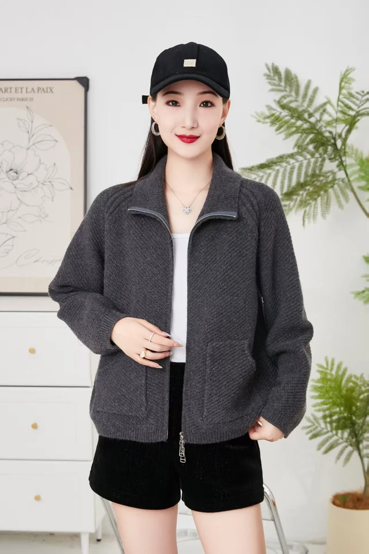 妈妈秋冬短款常规款翻领宽松型中老年女装拉链休闲肯豆风针织衫