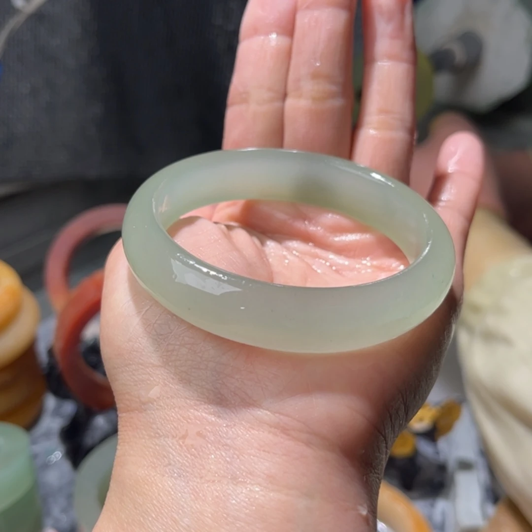 石英质玉未镶嵌手镯定制