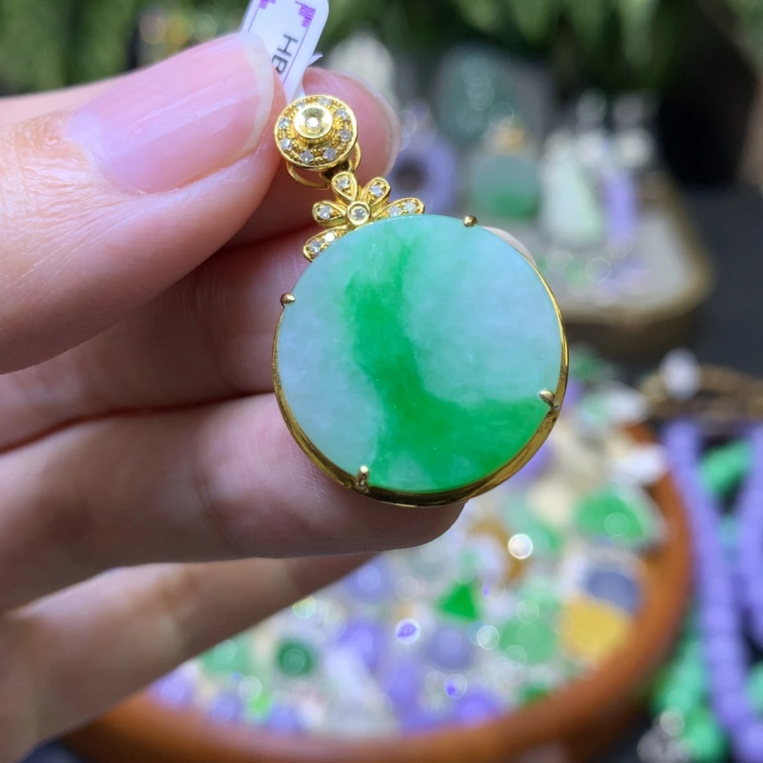 颈饰18K金镶嵌翡翠