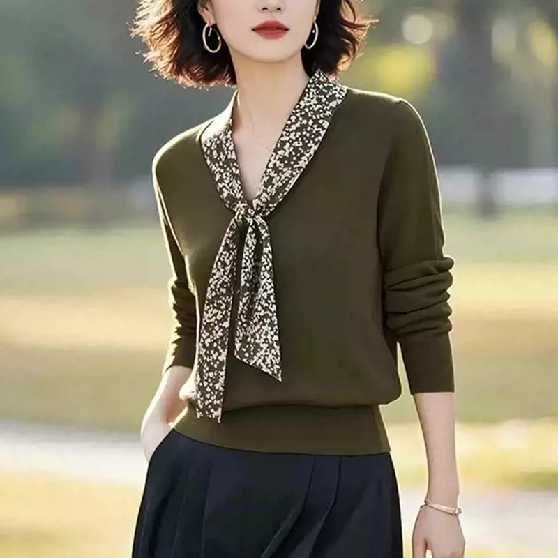 绿色v领毛衣女2025初秋新款高级感修身显瘦针织衫丝巾慵懒风上衣