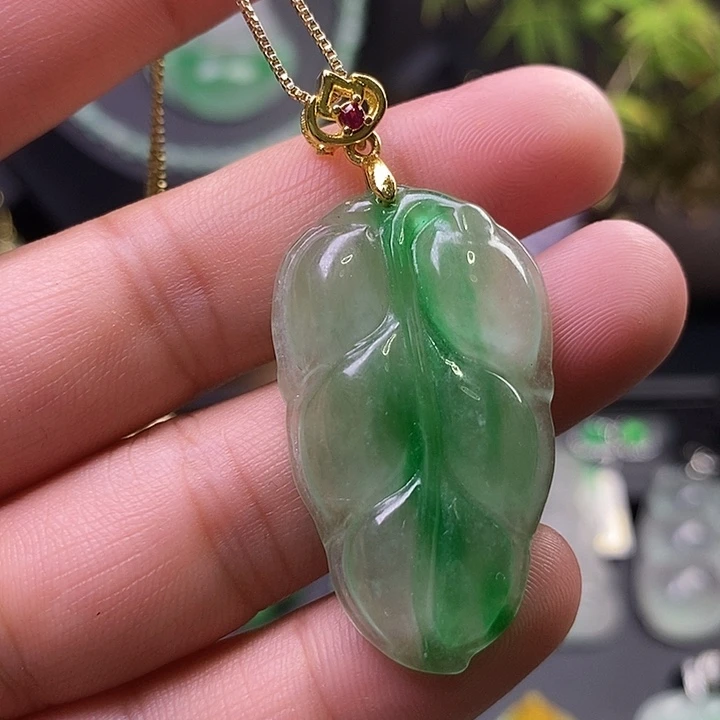 翡翠未镶嵌吊坠(赠链)