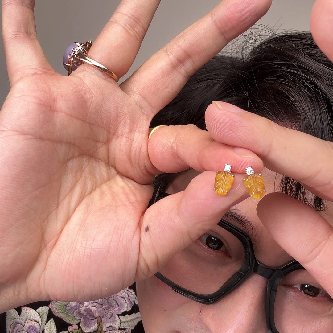 翡翠未镶嵌颈饰一对