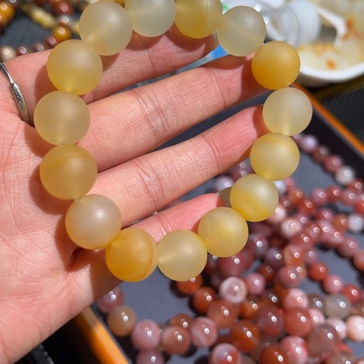 石英质玉（黄龙玉）未镶嵌颈饰