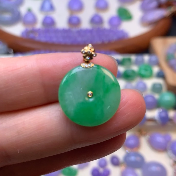 翡翠18K金镶嵌颈饰冰阳绿扣子