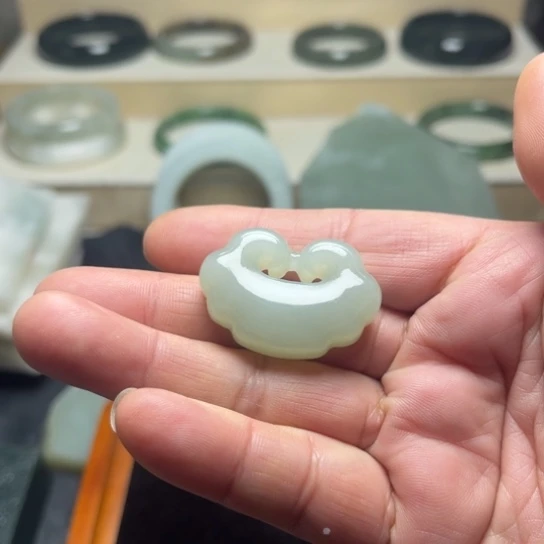 最***白和田玉未镶嵌颈饰