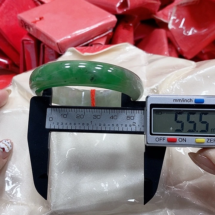 翡翠手镯未镶嵌24。