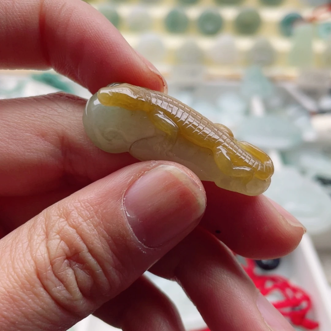 翡翠颈饰未镶嵌天然翡翠