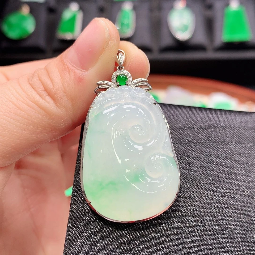 翡翠颈饰18K金镶嵌如意