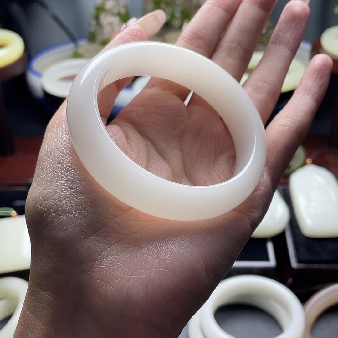 小****57➕小轮胎手镯。一级白色