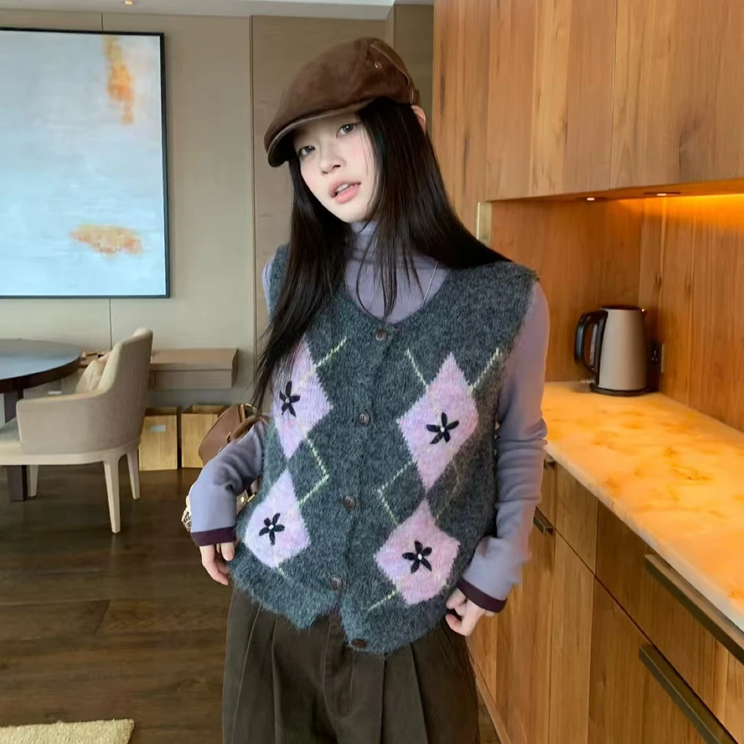 小朵家ins穿搭#好看！韩系菱格灰紫显温柔盘绣背心马甲