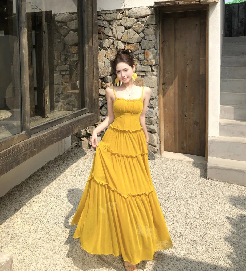 度假风黄色吊带连衣裙女夏季木耳边修身沙滩长裙辣妹收腰大摆裙子