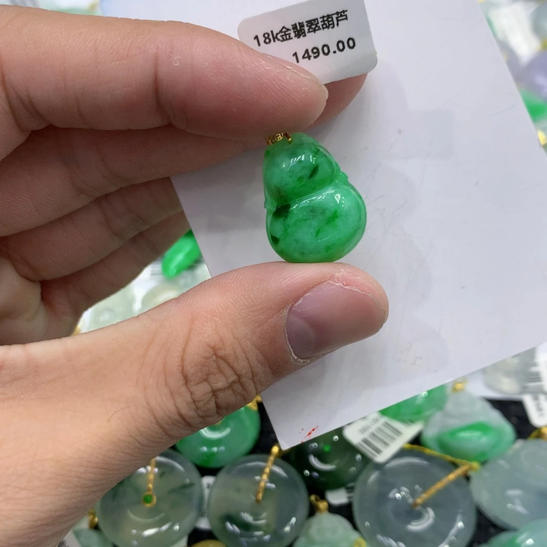 颈饰18K金镶嵌翡翠葫芦