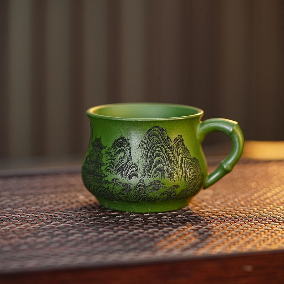 宜兴紫砂茶具 原矿绿泥泥料刻绘山水楼阁手把杯防烫隔热品茗杯