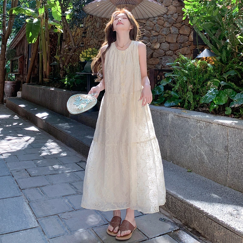 米白色温柔系无袖连衣裙女2025夏季新款法式气质镂空钩花背心长裙