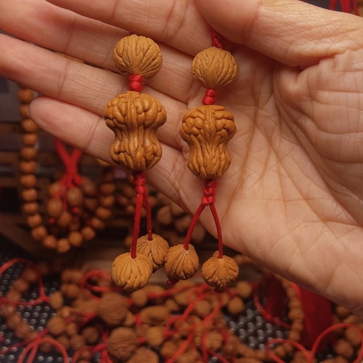 ****甯木质类龙纹桃枭挂件