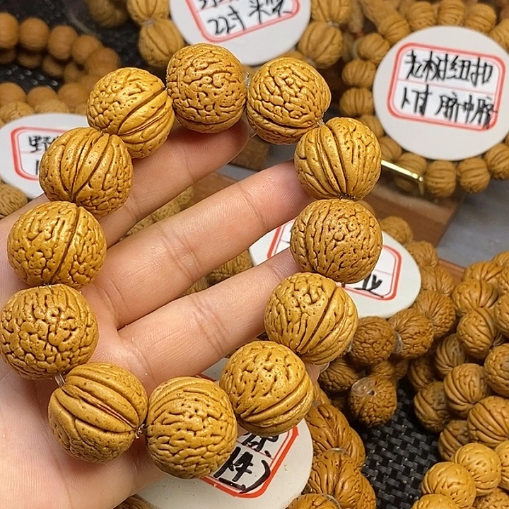 辉***弟手串桃核白月光23