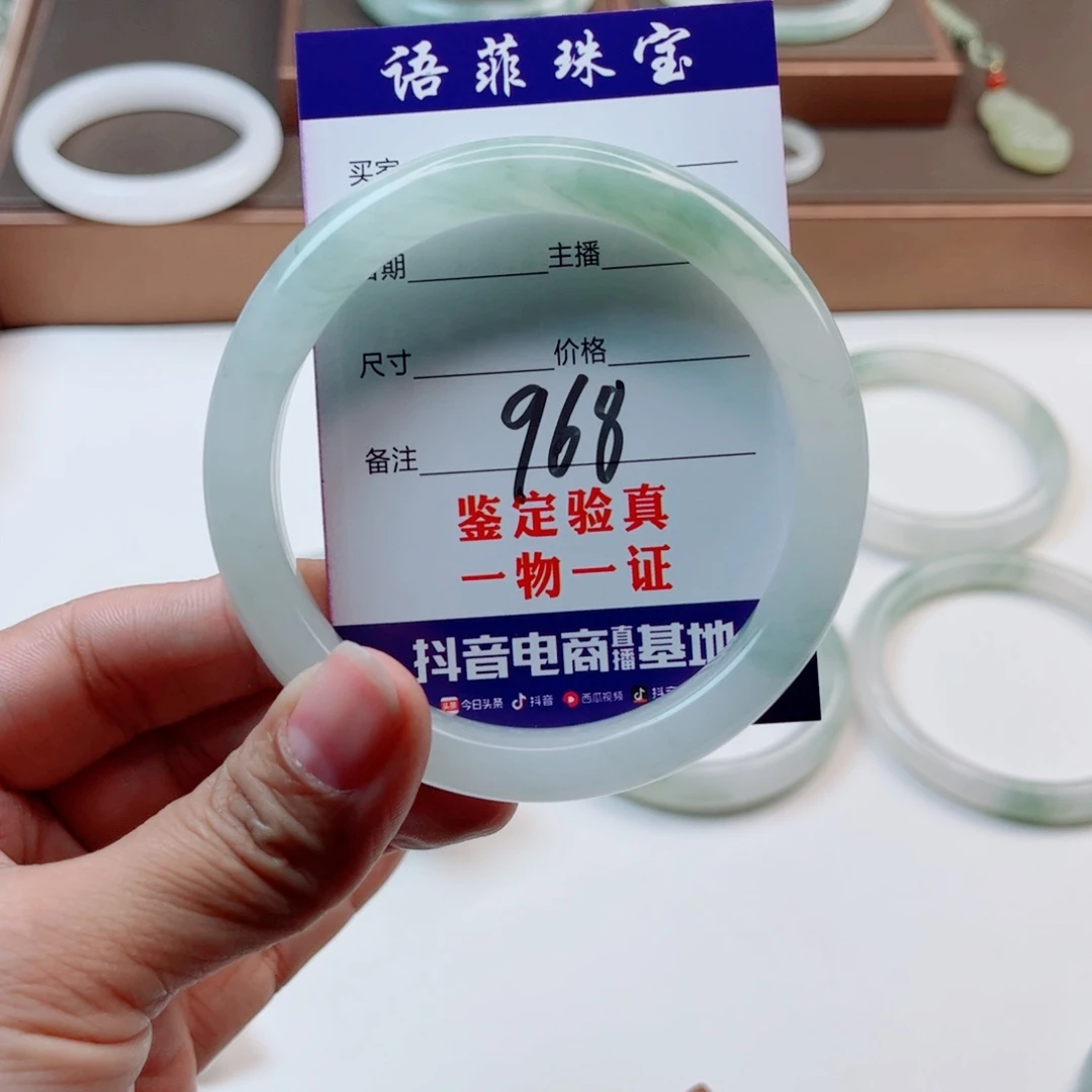 石英质玉手镯未镶嵌吃****?