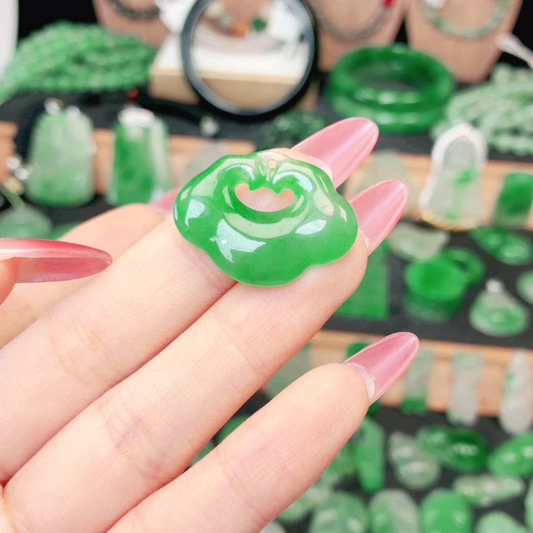 颈饰未镶嵌石英质玉（非洲翠）