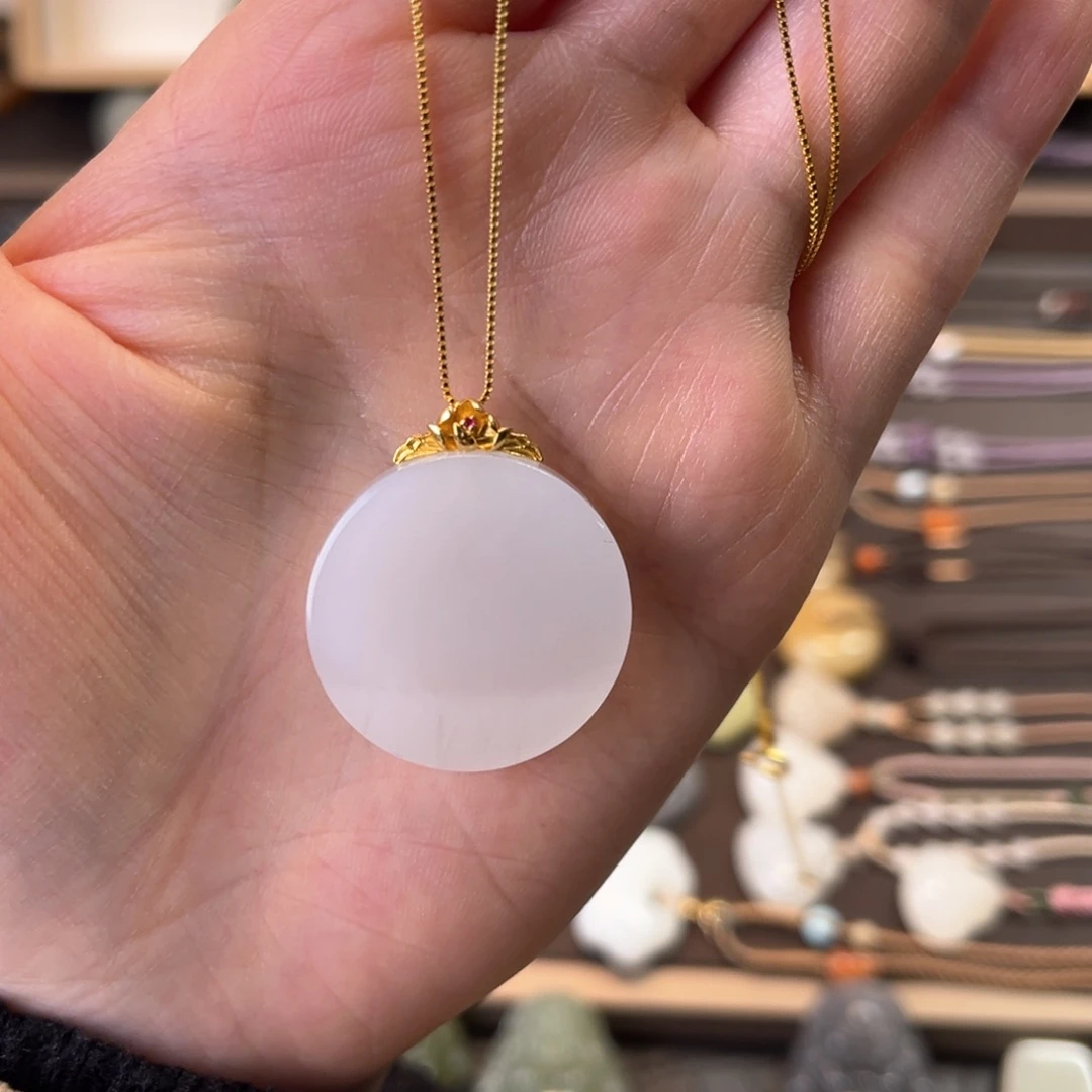 和田玉颈饰18K金镶嵌Z*i圆牌