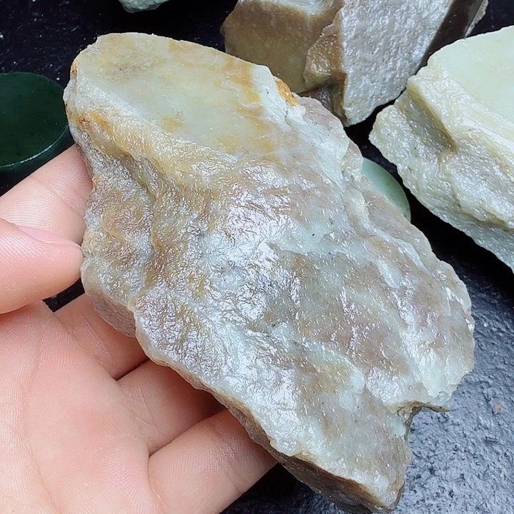 和田玉（糖玉）未镶嵌珠宝奇石