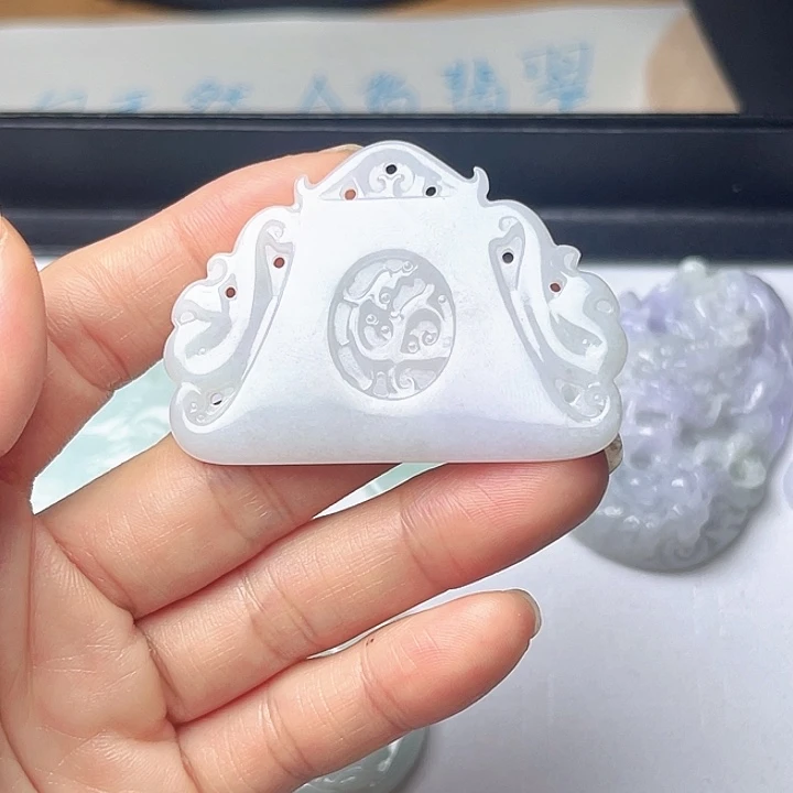 翡翠未镶嵌颈饰龙牌