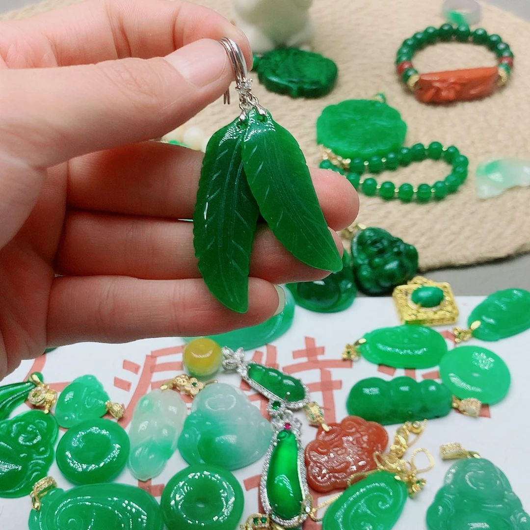 翡翠未镶嵌颈饰一图一物。实物为准