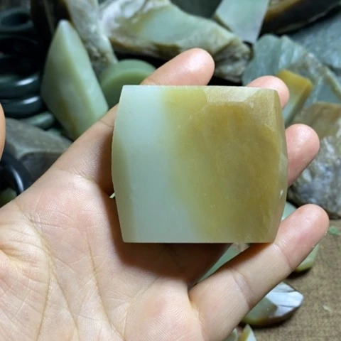 和田玉未镶嵌颈饰吃*陈