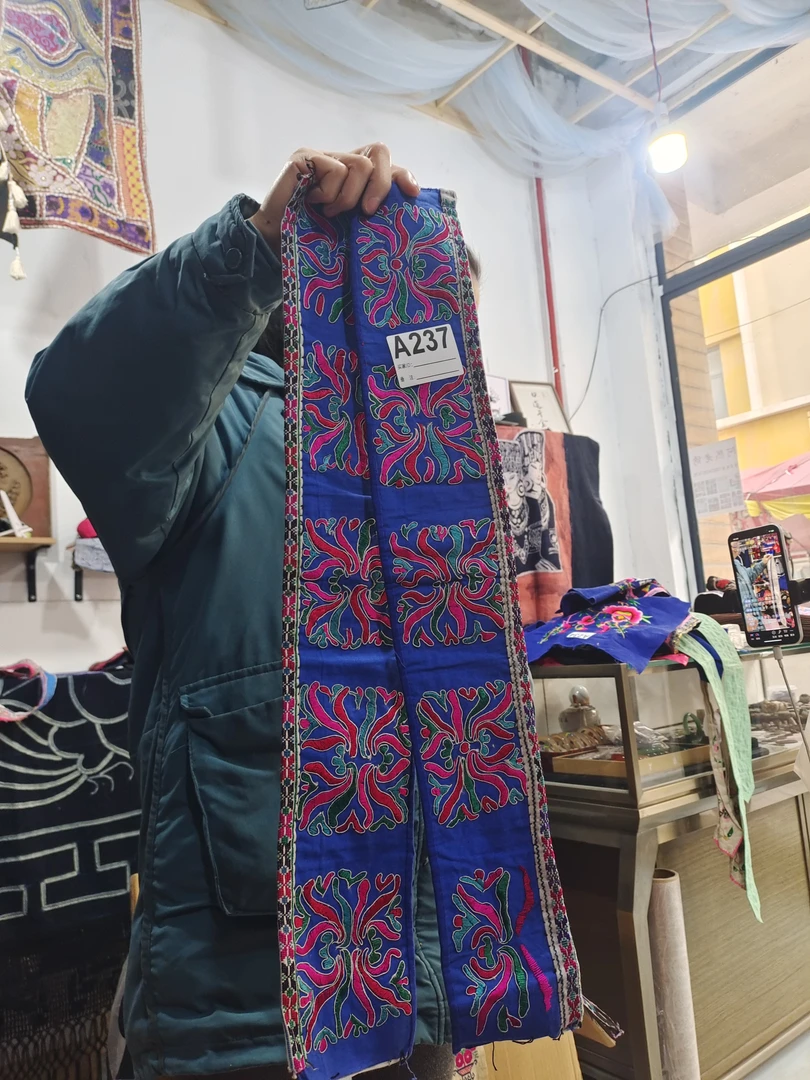 打铁苗族绣片（一对）