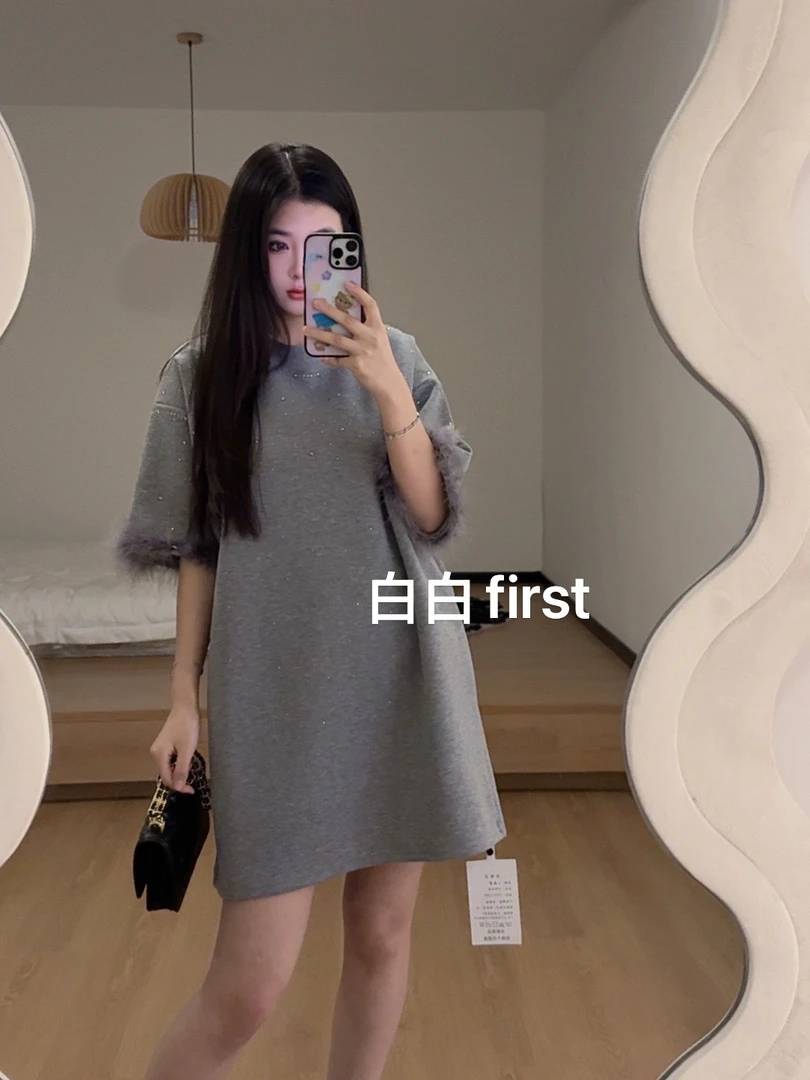 《白白first》高级感休闲显瘦气质小个子卫衣裙女新款温柔风连衣裙