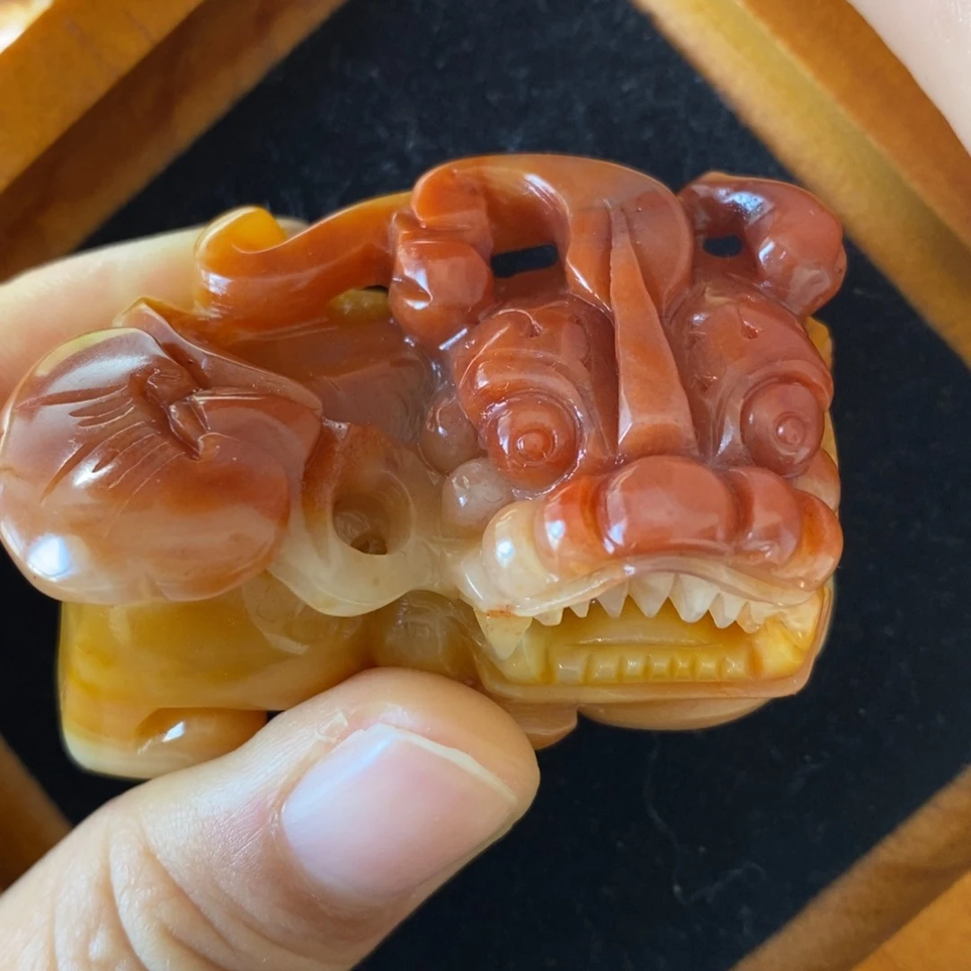 石英质玉（黄龙玉）颈饰未镶嵌有沙眼