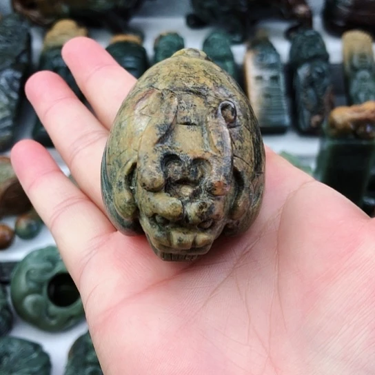 未镶嵌岫岩河磨玉（透闪石质玉）把件