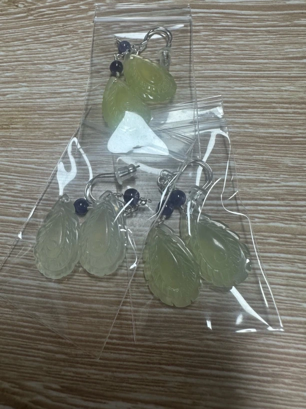孔雀毛岫玉耳坠-