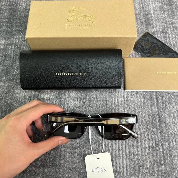 未使用 BURBERRY/博柏利 Burberry格纹墨镜