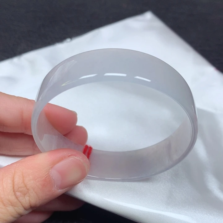 翡翠手镯未镶嵌。