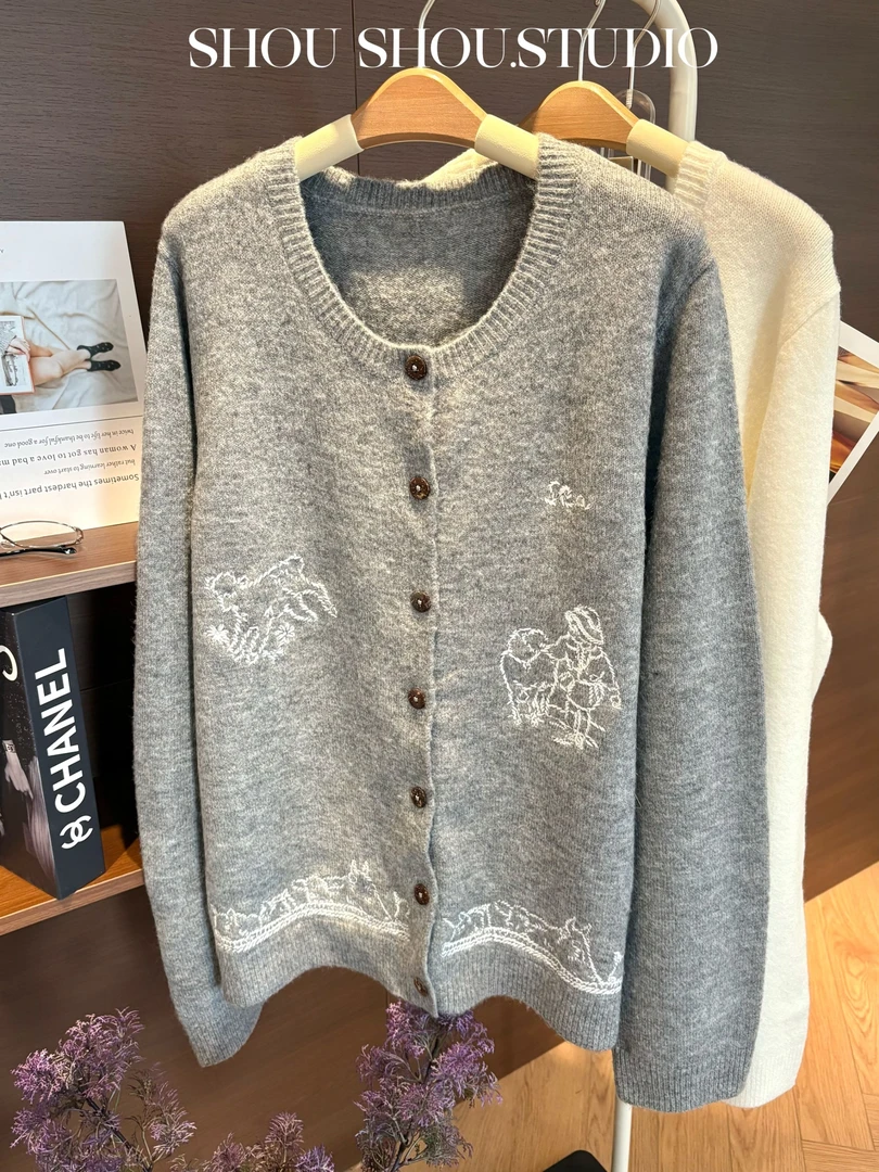 【瘦瘦】 牧羊女孩-大码羊毛圆领显瘦百搭刺绣宽松开衫毛衣S02054