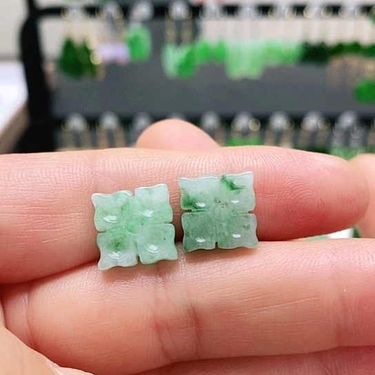 翡翠未镶嵌颈饰挂件