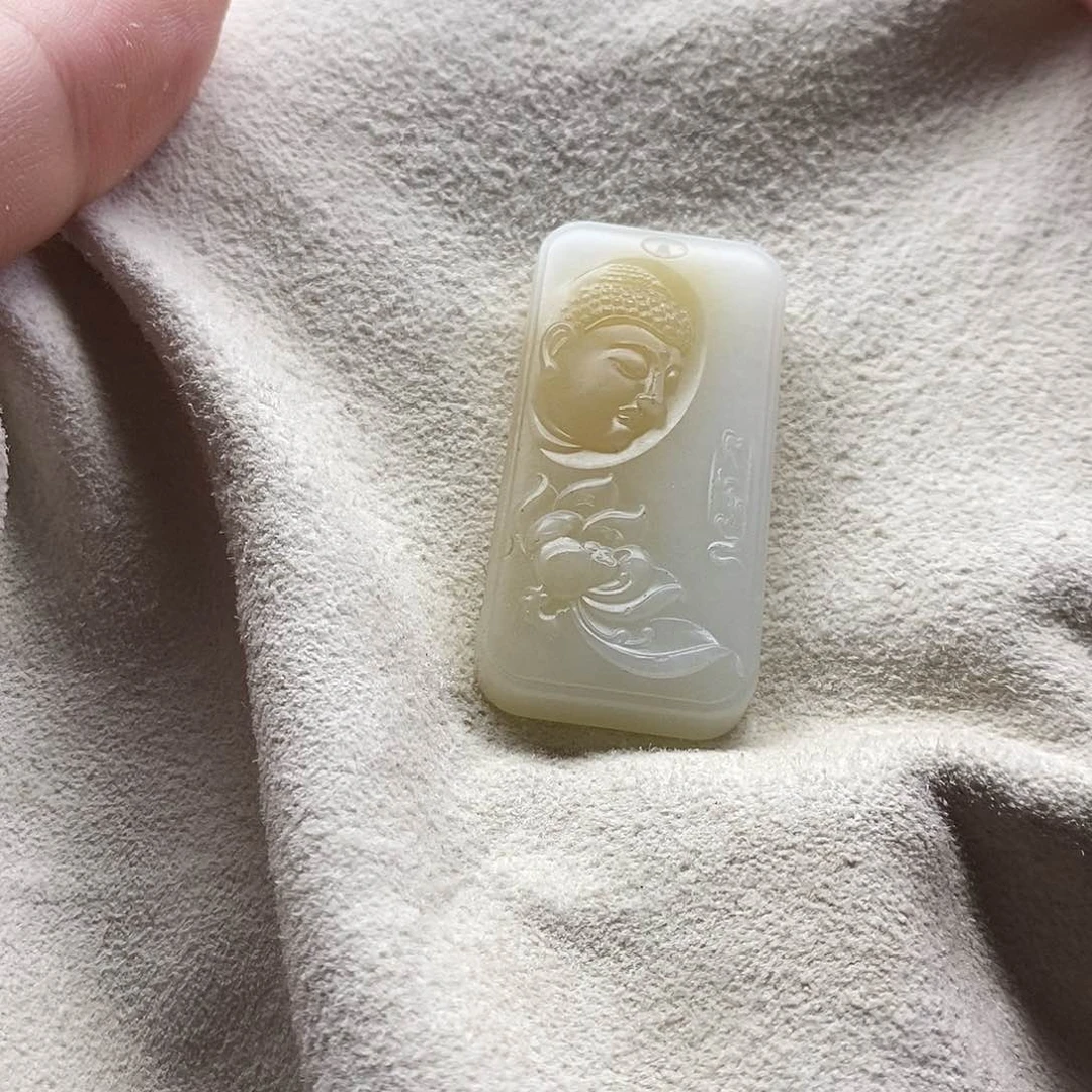 和田玉未镶嵌颈饰雕*