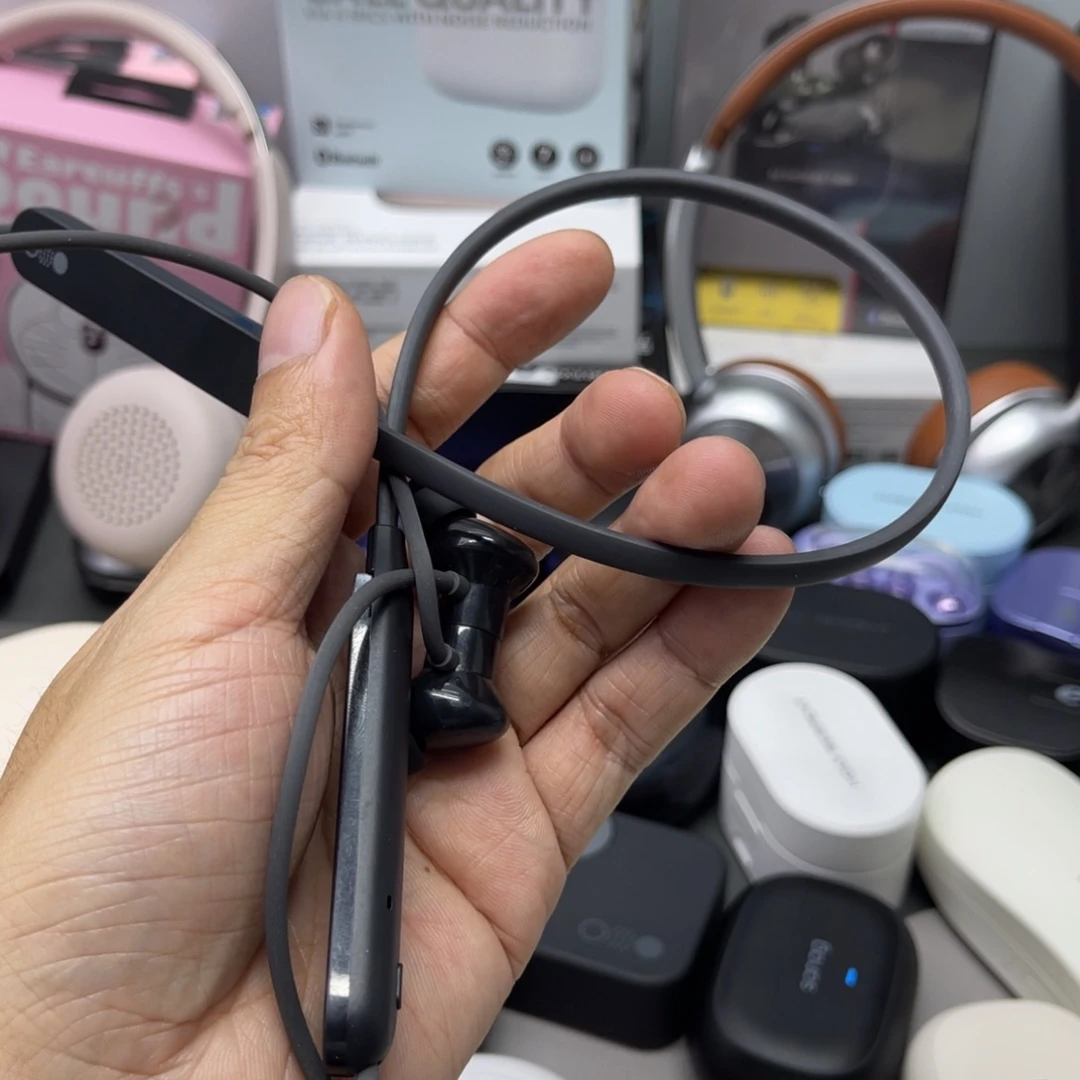 小***水CMF 挂脖黑色。