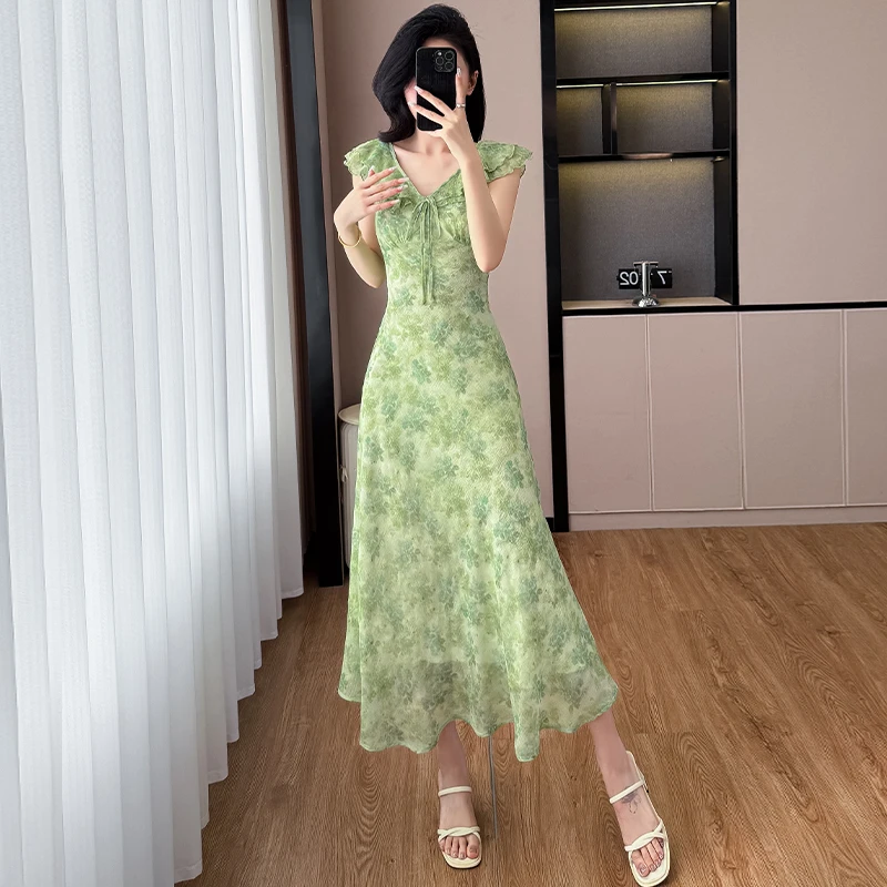 2025夏季新款小飞袖碎花连衣裙女高腰小众气质修身荷叶边V领长裙