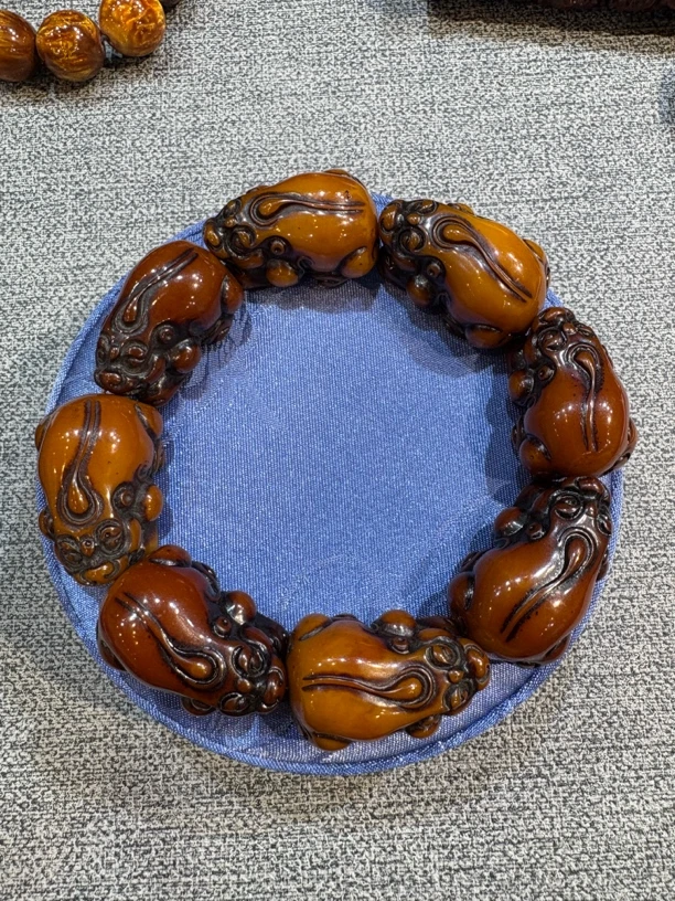 蜜蜡貔貅手串带圆盒