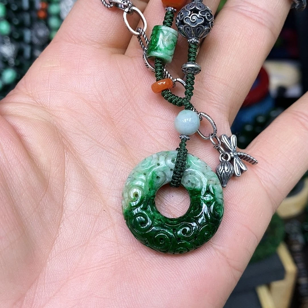 颈饰未镶嵌翡翠漂亮美眉