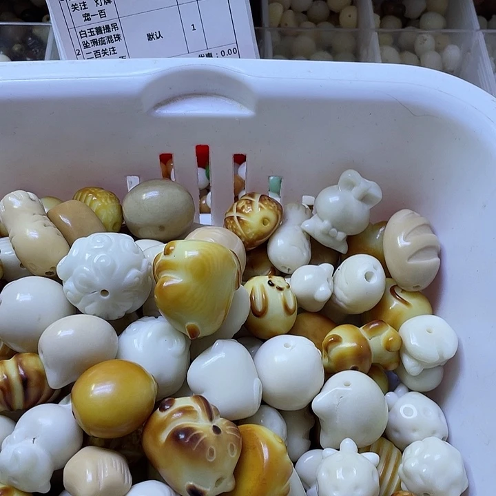 白玉菩提吊坠小瑕象牙果雕刻件3个