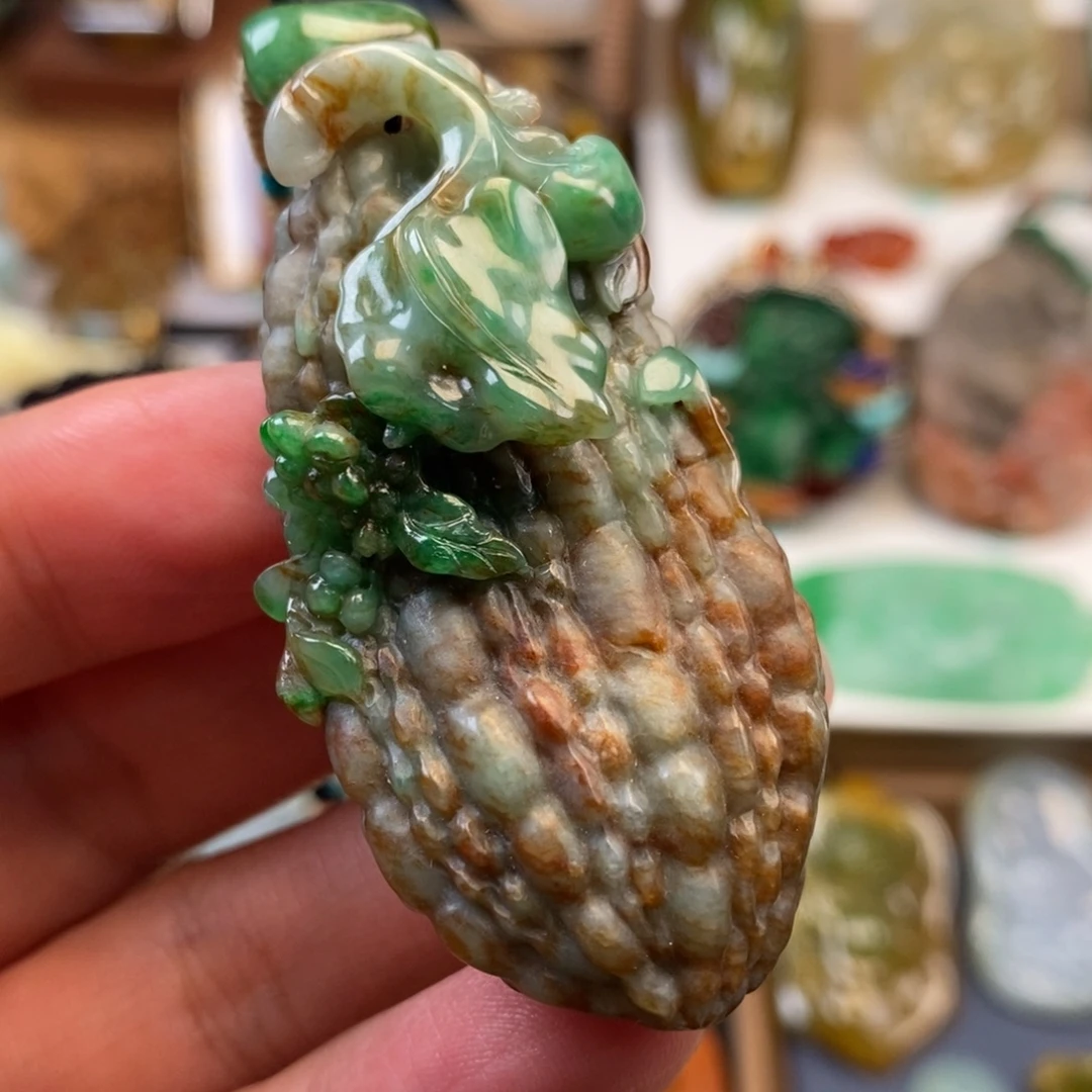 翡翠未镶嵌颈饰苦尽甘来