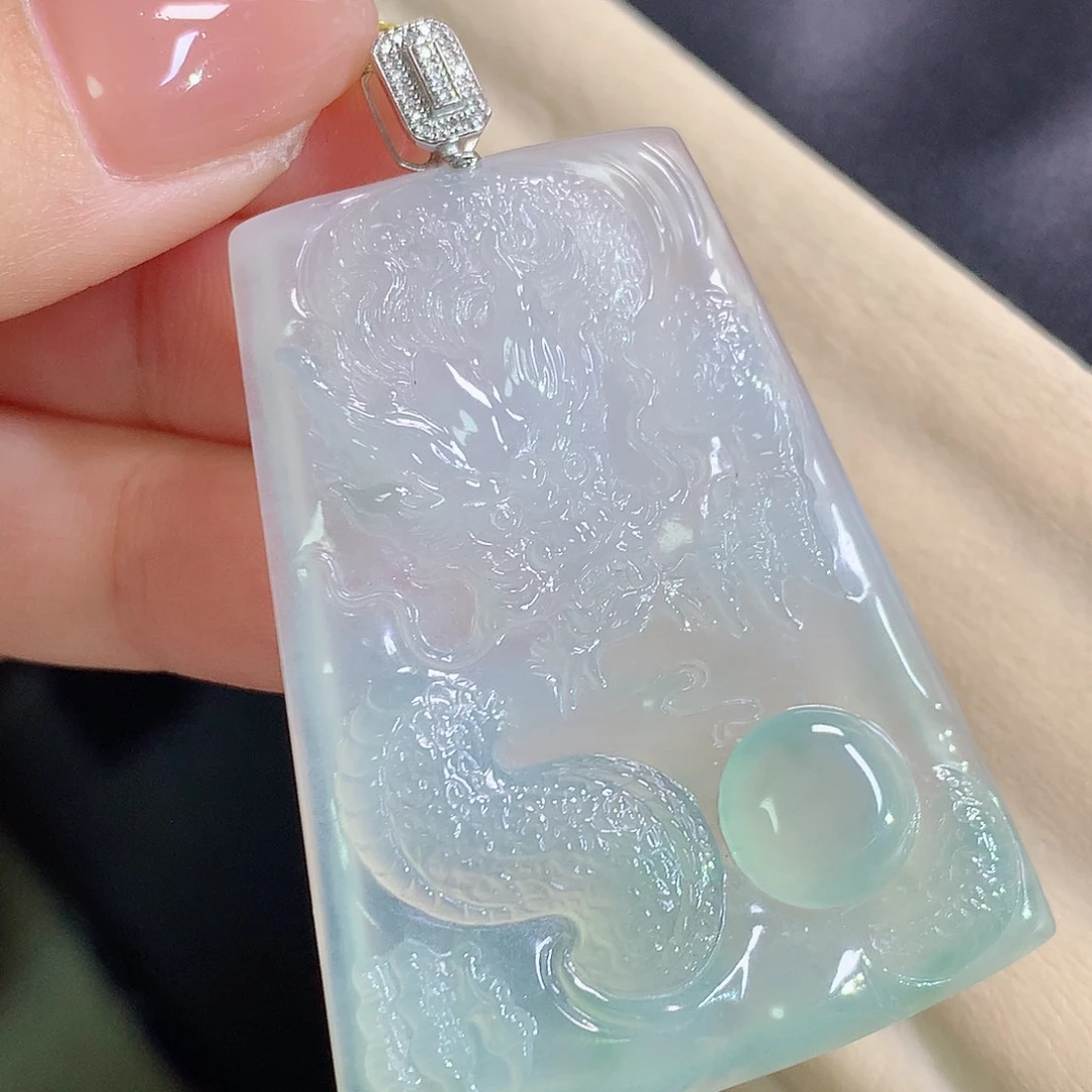 翡翠18K金镶嵌颈饰龙牌