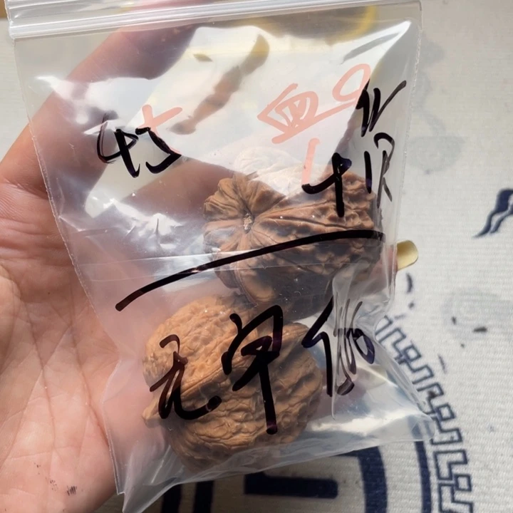 无***比把件文玩核桃血麒麟