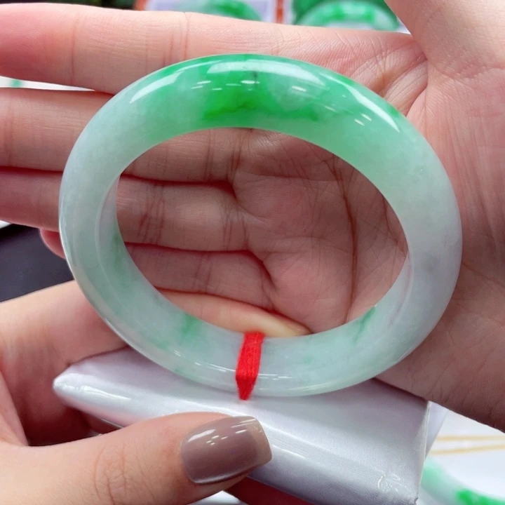 翡翠手镯未镶嵌翡翠