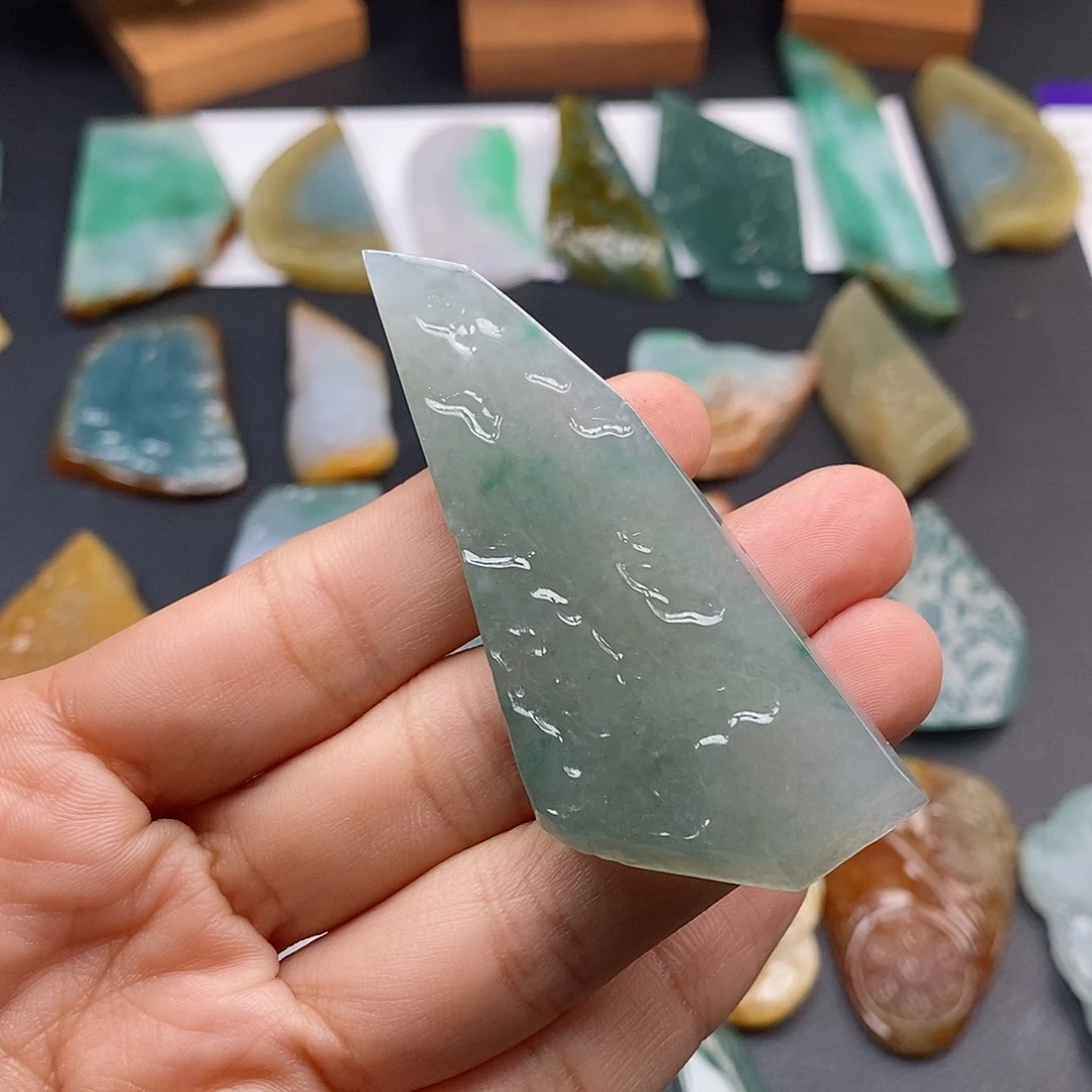 翡翠颈饰未镶嵌大**手