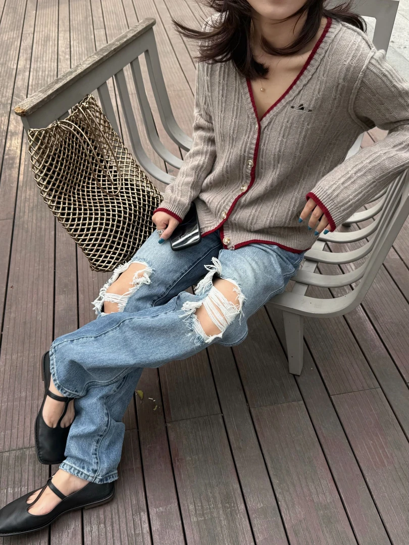 解构山羊绒交织多彩绞花洞洞开衫女 695