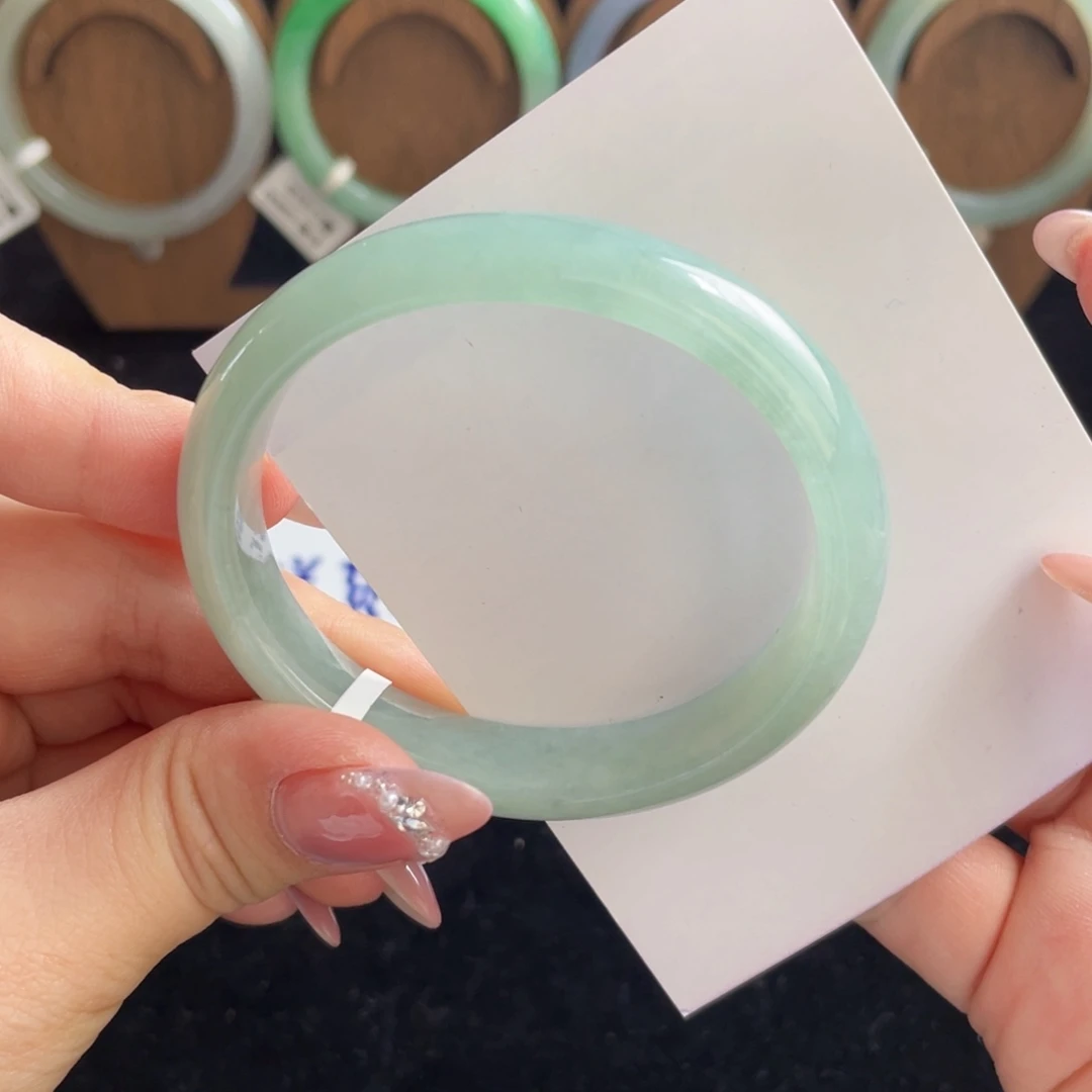 翡翠手镯未镶嵌翡翠手镯